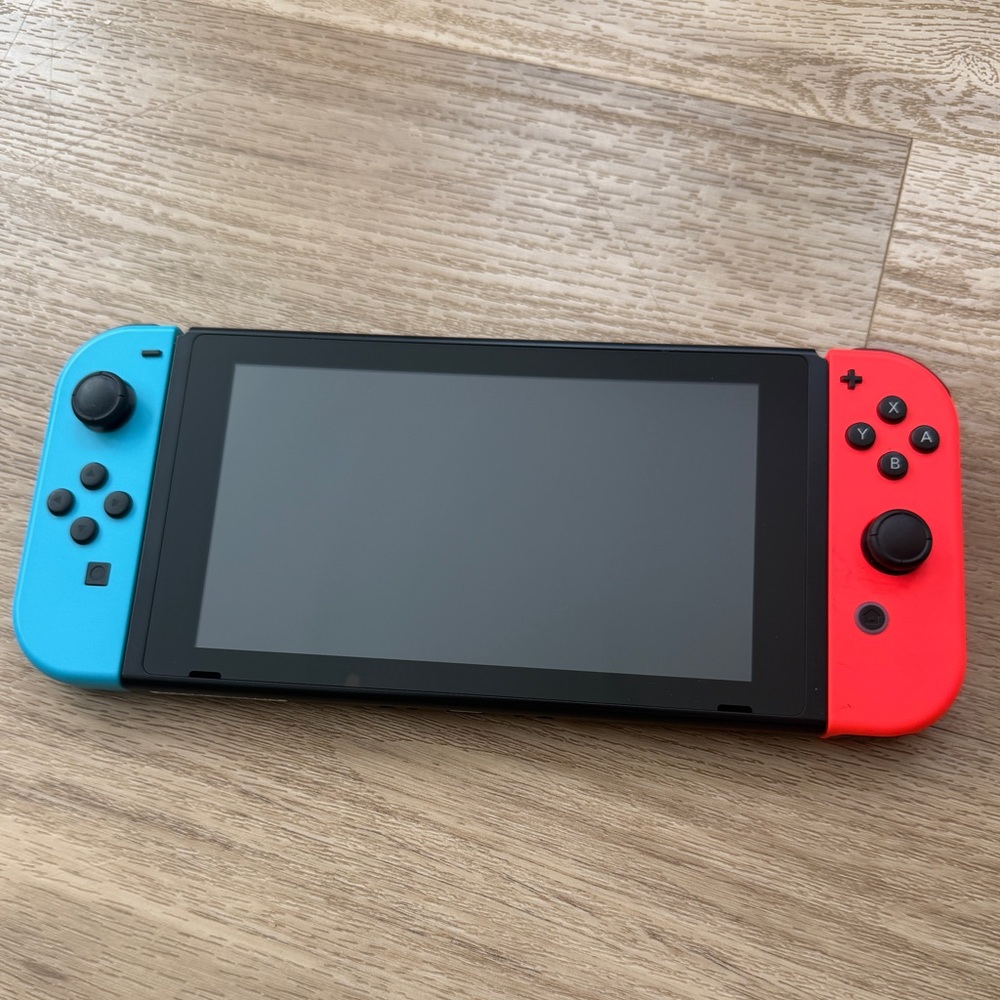 Nintendo Switch Console - Picture 3 of 16